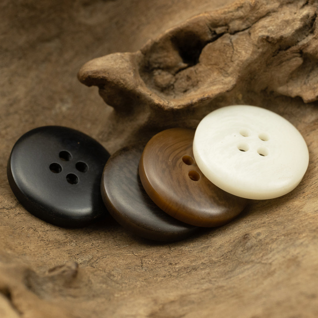 15-28mm Wide-Edged Resin Buttons for Black Sweater Suit Coat 40 Pack - Lots of Buttons