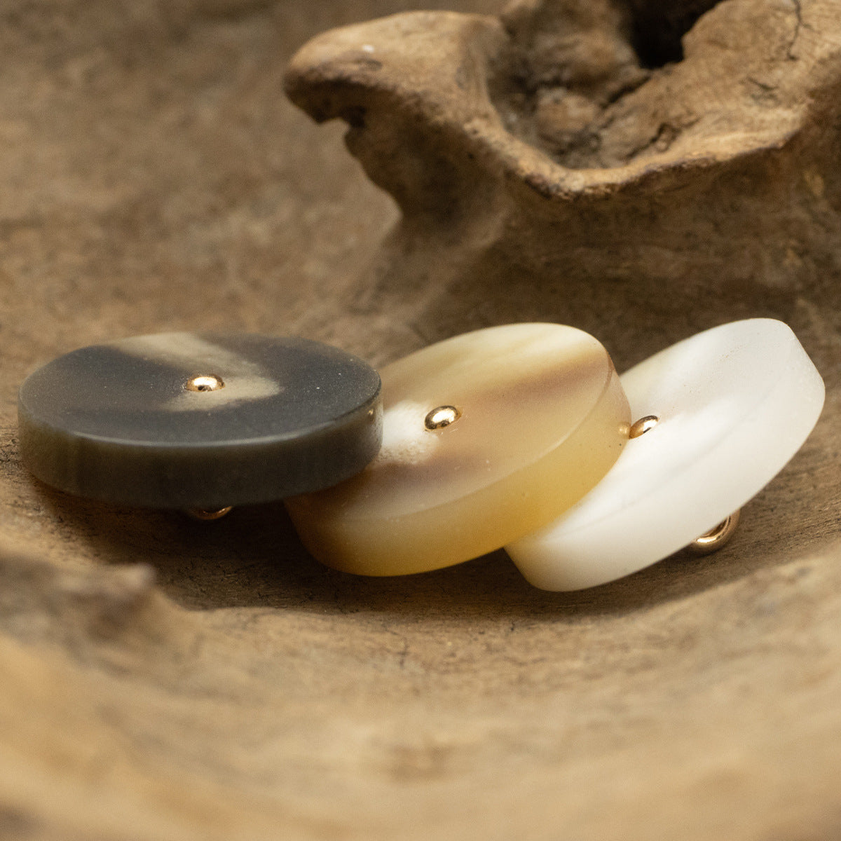 15-30mm Black Khaki Resin with White Speckle Metal Shank 30 Pack