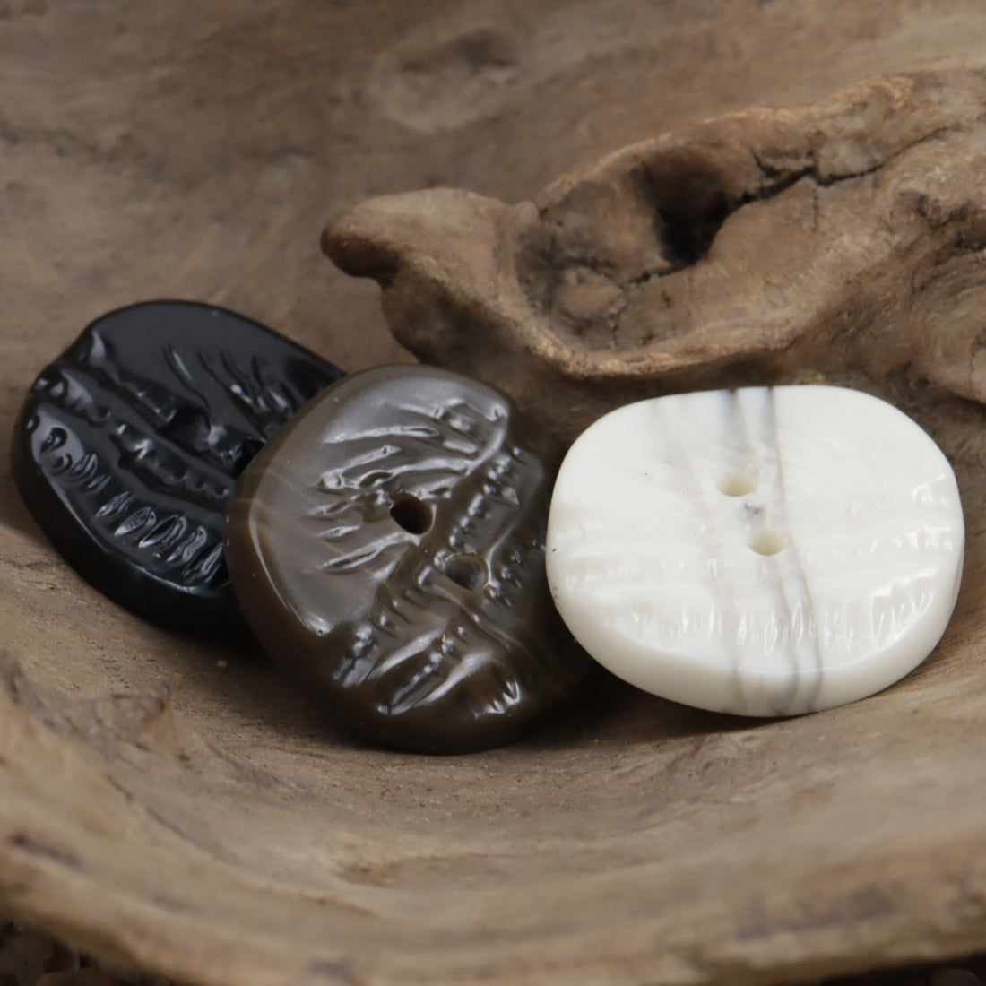 Uneven-Surfaced Palm Tree Graphic 2 Hole Resin Coat Buttons 30PCS - Lots of Buttons