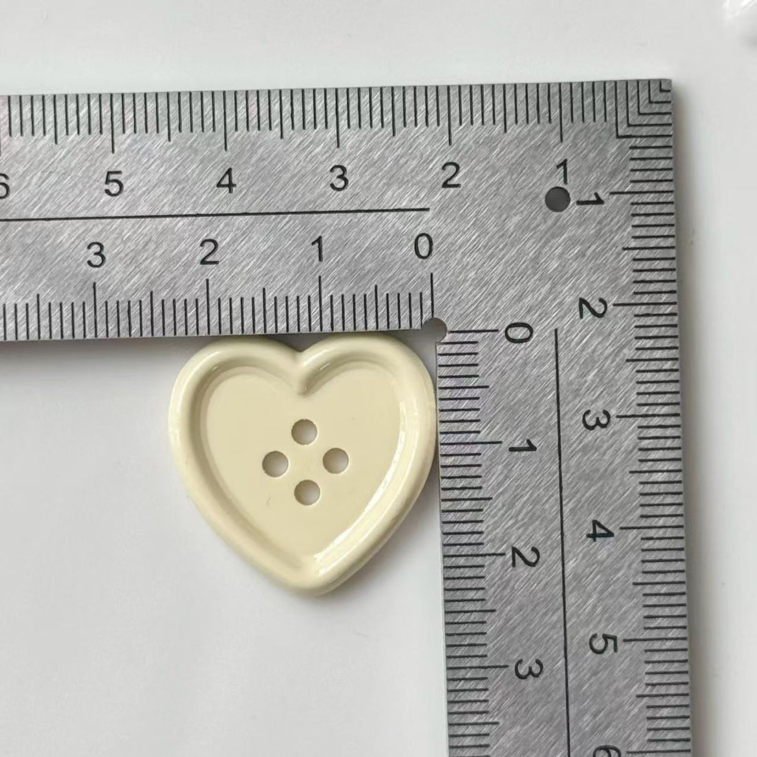 25mm Glänzende Beigefarbene Herz Kunststoff Bastelknöpfe 40 Stück