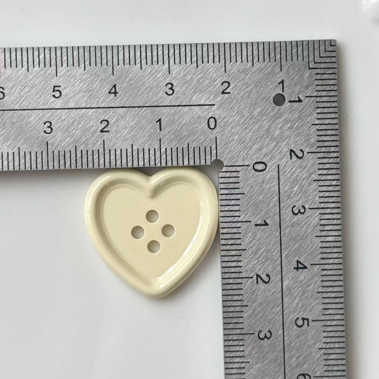 25mm Glänzende Beigefarbene Herz Kunststoff Bastelknöpfe 40 Stück