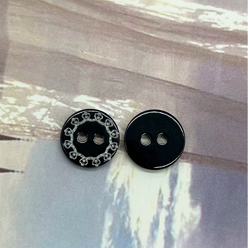 Bottoni per camicia a shell neri a due fori da 11,5 mm con incisioni totem vintage 30 pezzi