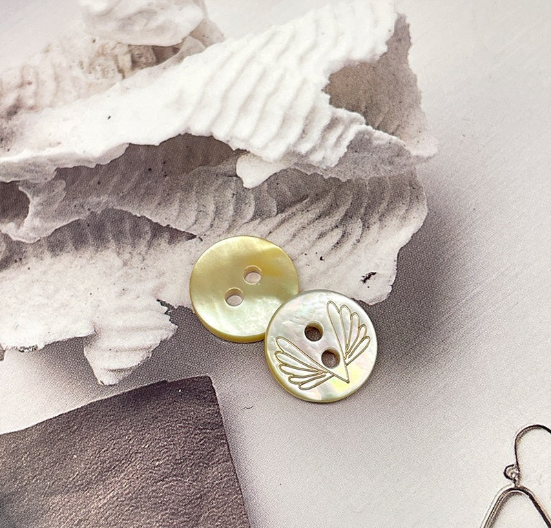11.5mm Butterfly Tulip Pattern White Mabe Pearl Shell Buttons 40 Pack