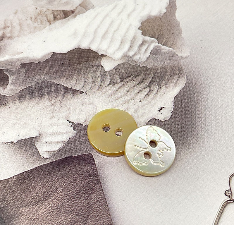 11.5mm Butterfly Tulip Pattern White Mabe Pearl Shell Buttons 40 Pack