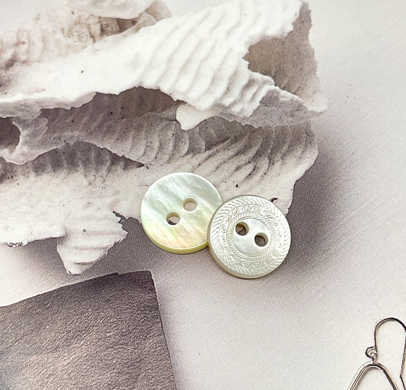 11.5mm Butterfly Tulip Pattern White Mabe Pearl Shell Buttons 40 Pack