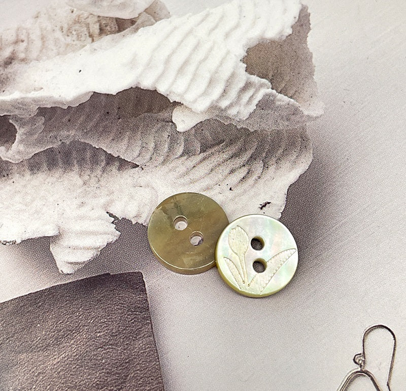 11.5mm Butterfly Tulip Pattern White Mabe Pearl Shell Buttons 40 Pack