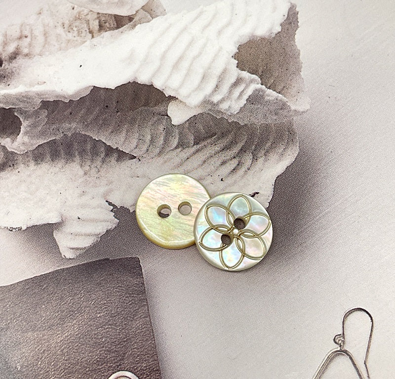 11.5mm Butterfly Tulip Pattern White Mabe Pearl Shell Buttons 40 Pack