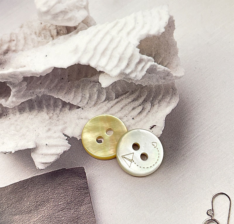 11.5mm Butterfly Tulip Pattern White Mabe Pearl Shell Buttons 40 Pack