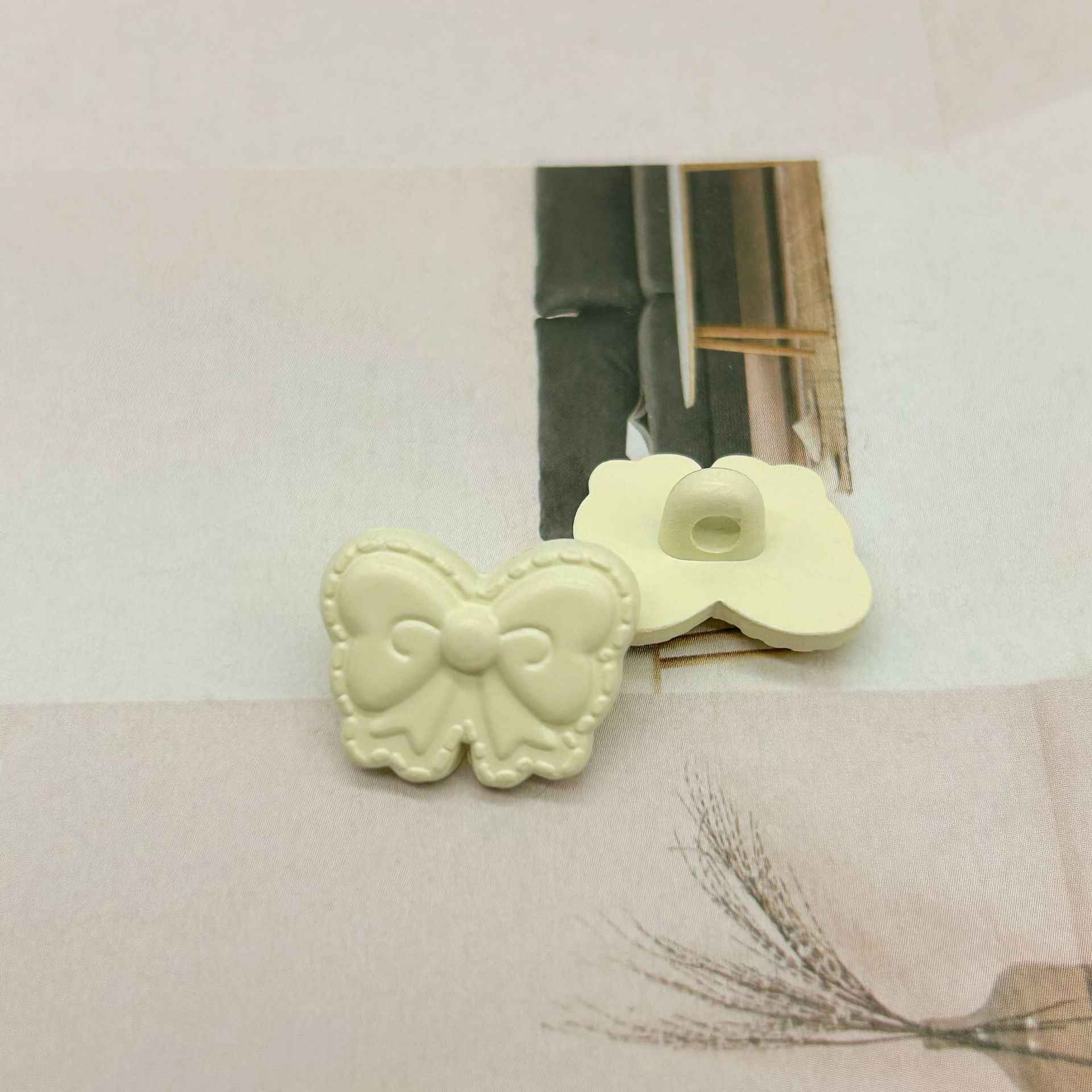 18mm Colorful Butterfly-Shaped Children's Cartoon Shank Buttons 60 Pack - Lots of Buttons