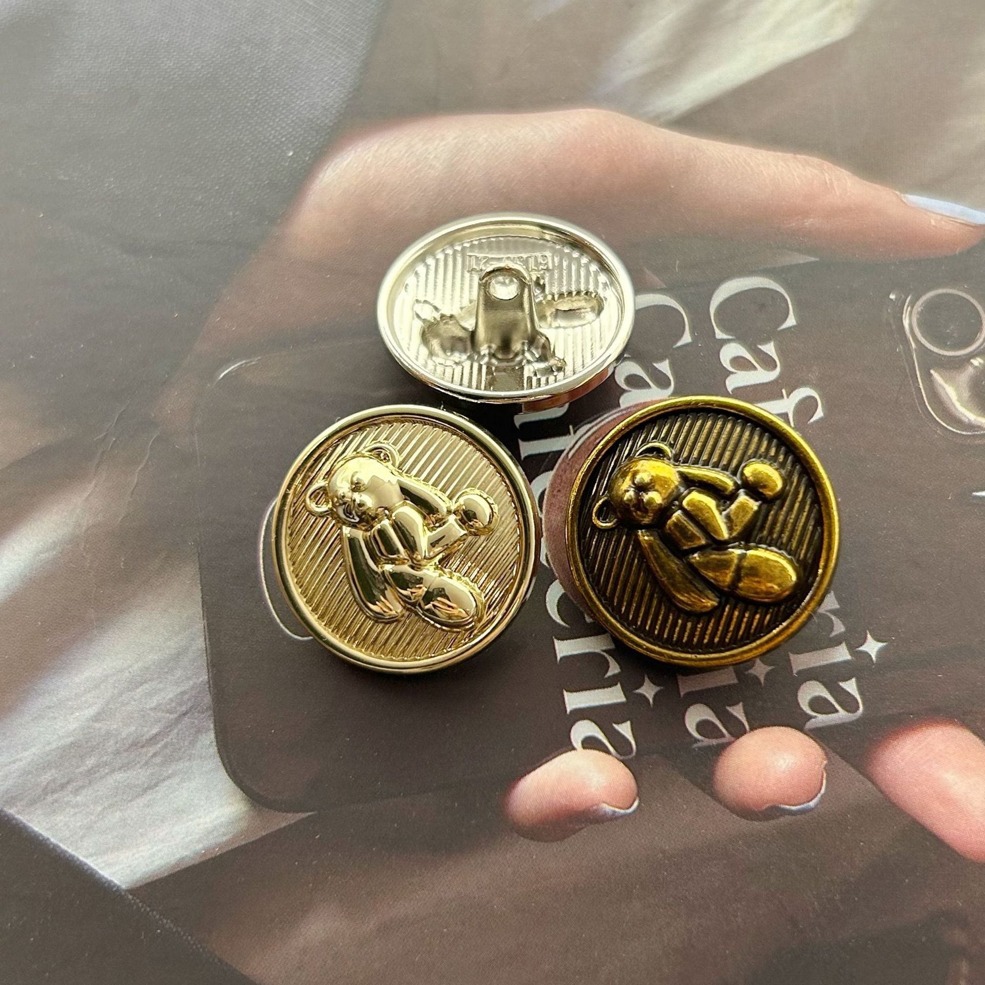 15-23mm Arany Ezüst 3D Maci Dekoratív Fém Gombok Kézi 20db