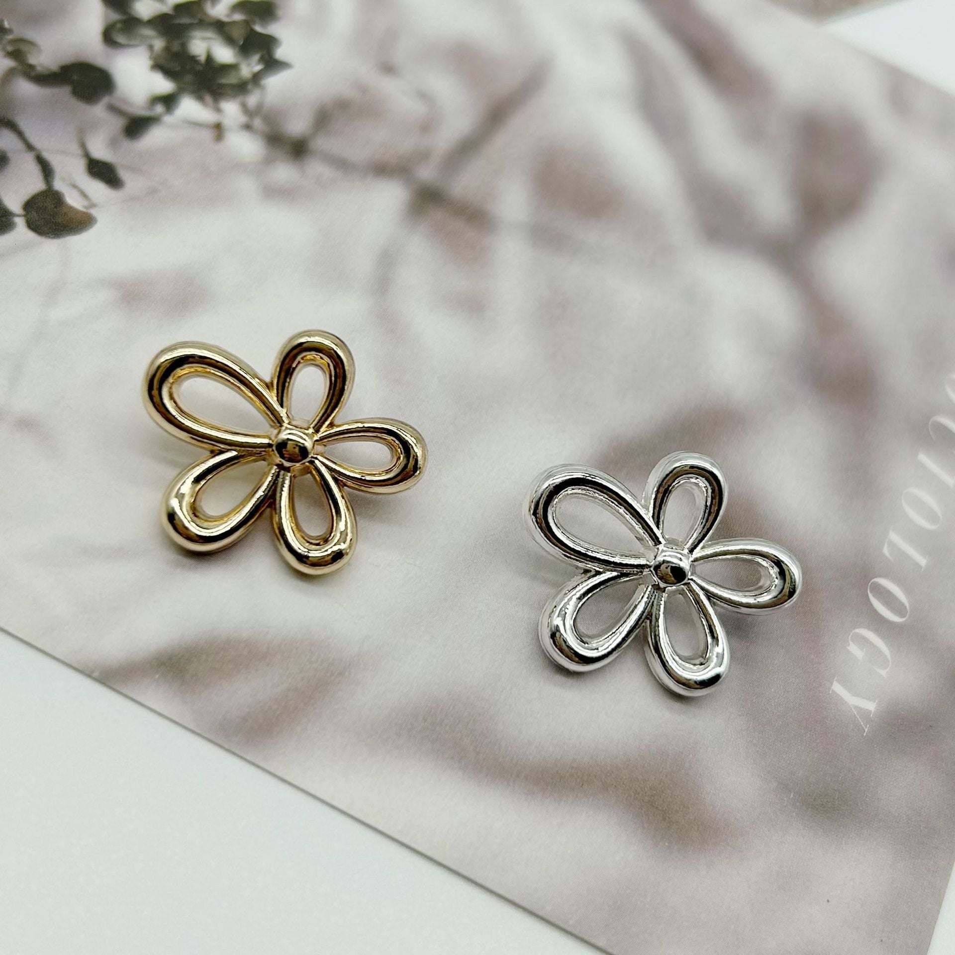 Botones de metal huecos en forma de flor de cinco pétalos de 18/23 mm con shanks, 50 piezas