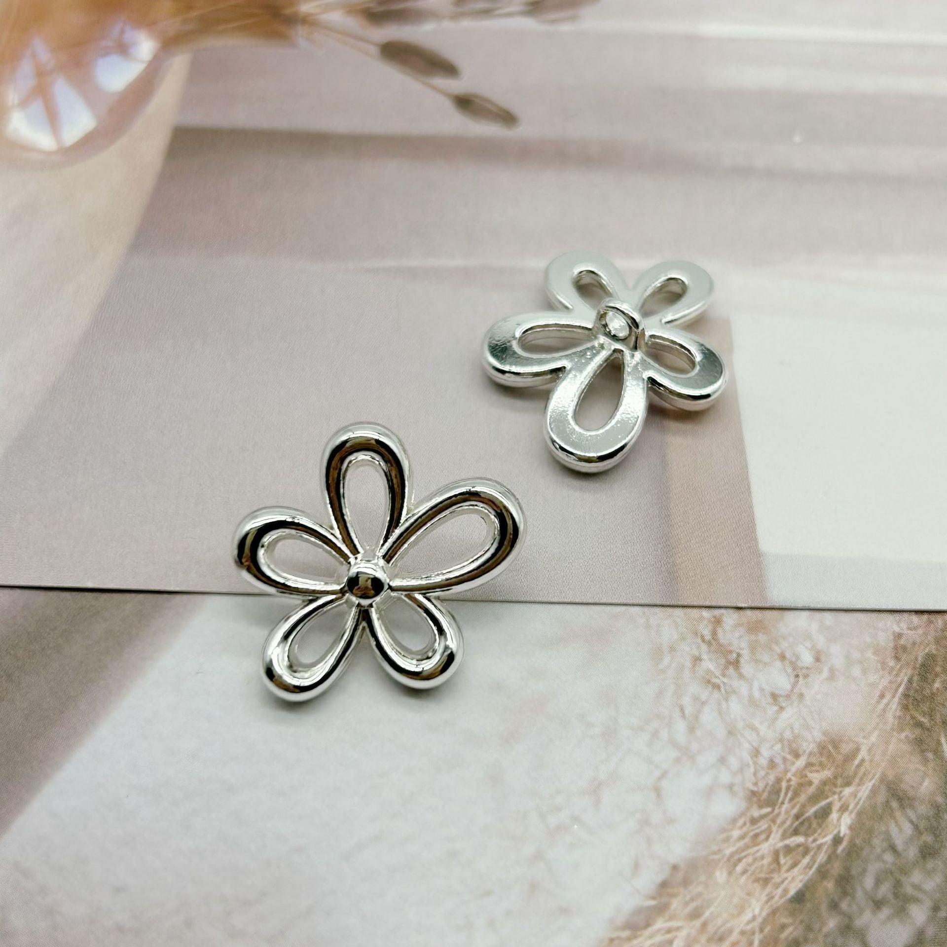 Botones de metal huecos en forma de flor de cinco pétalos de 18/23 mm con shanks, 50 piezas