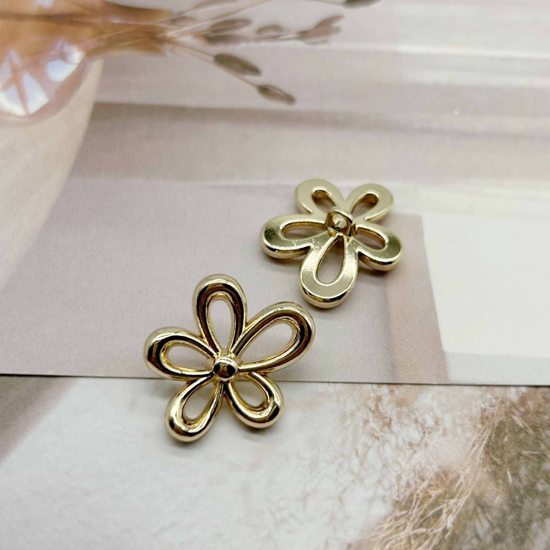 Botones de metal huecos en forma de flor de cinco pétalos de 18/23 mm con shanks, 50 piezas
