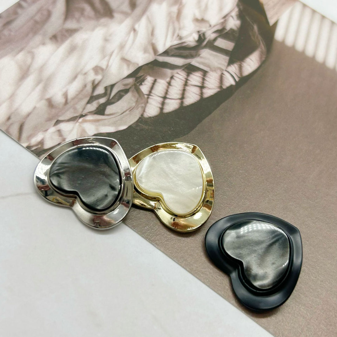 18/25mm Pearlized Gold Silver Black Heart-Shaped Resin Alloy Buttons 50pcs
