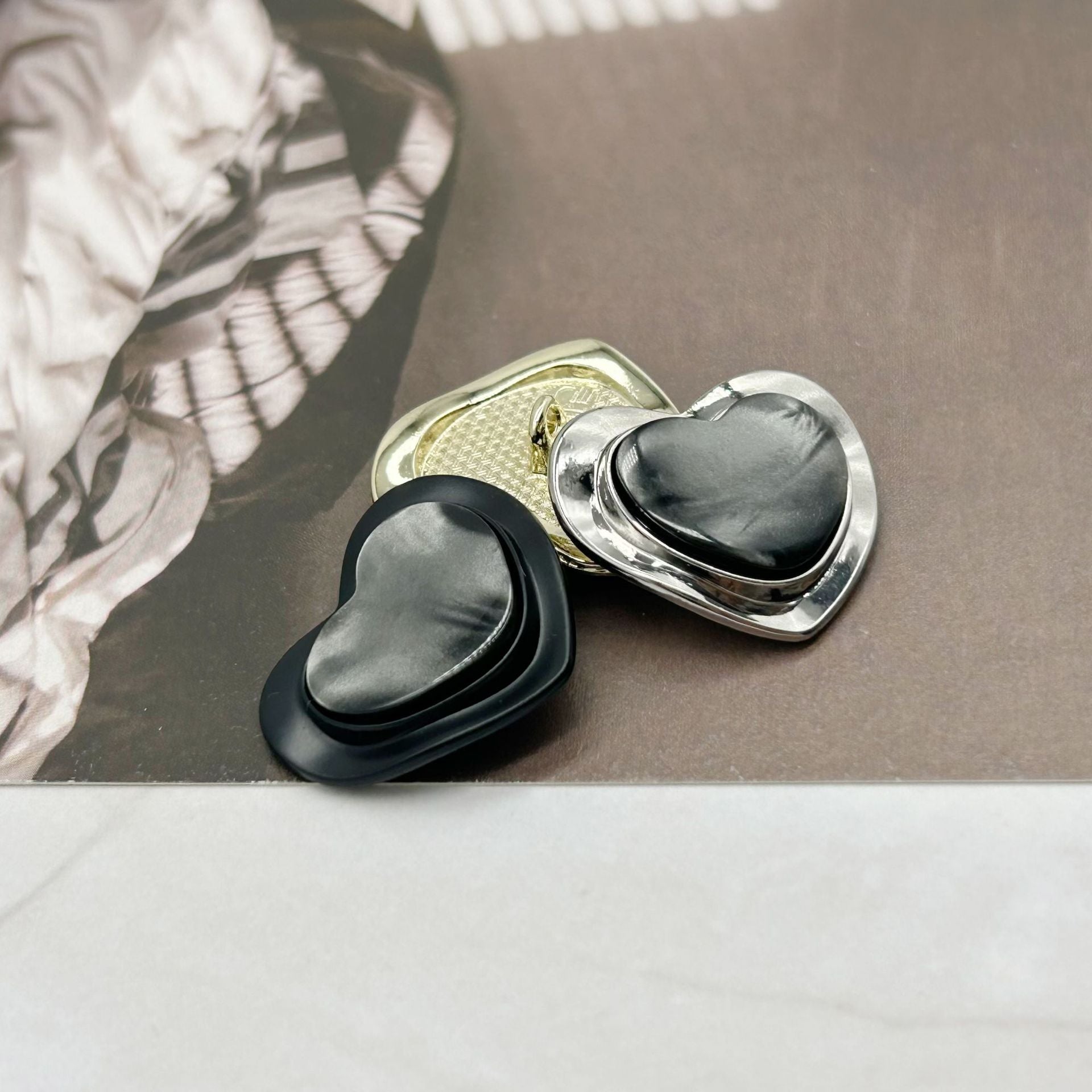 18/25mm Pearlized Gold Silver Black Heart-Shaped Resin Alloy Buttons 50pcs